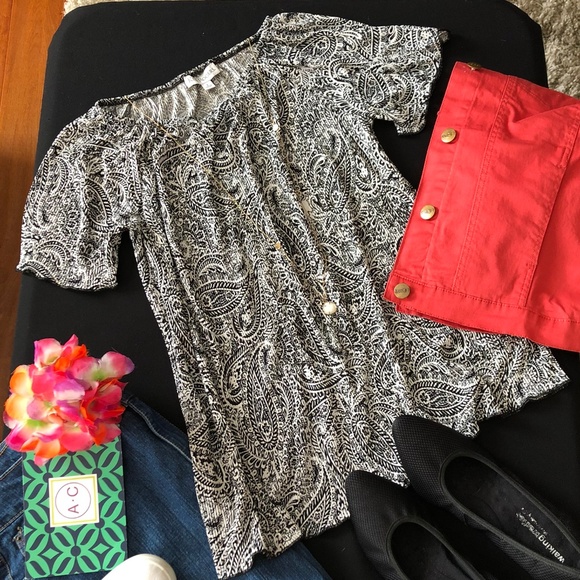 Kim Rogers Tops - Dark navy blue and white paisley ruffle edge top